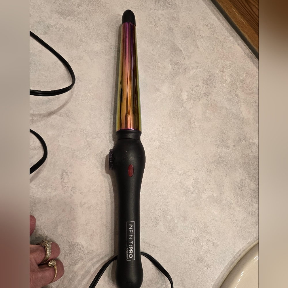 Infiniti pro tapered hair wand. Works great.